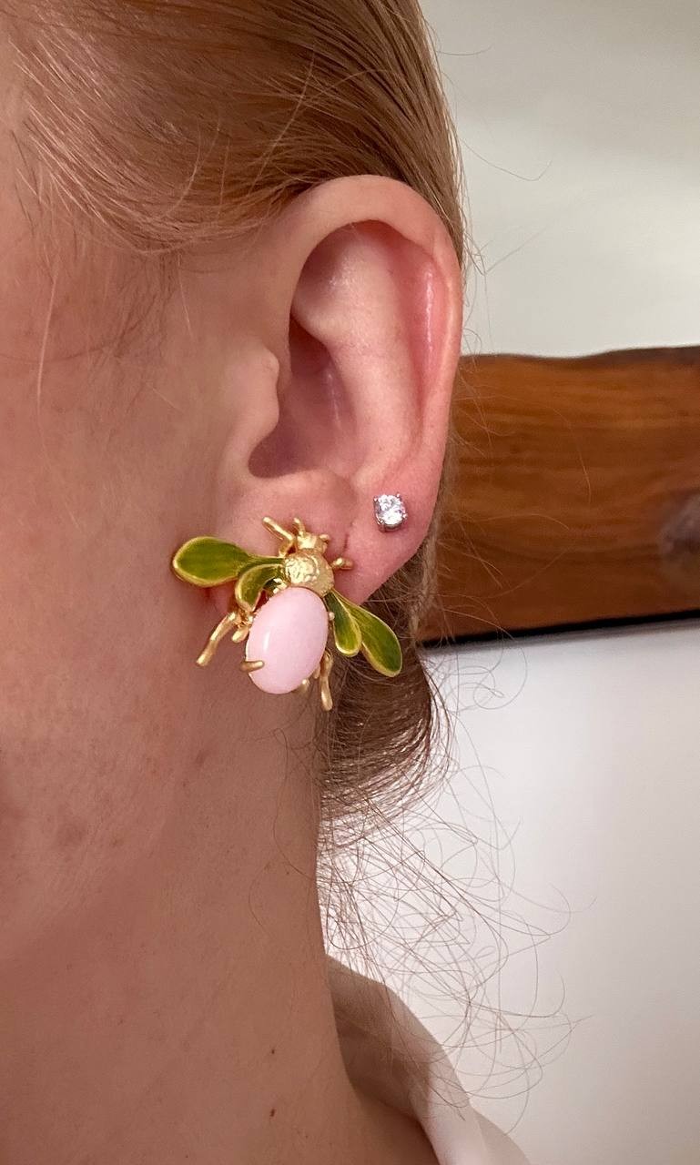 Vip Seri Gold Renk Rodyum Kaplama Pembe Taş ve Yeşil Mineli Arı Figürlü Küpe Genişlik 3 cm.