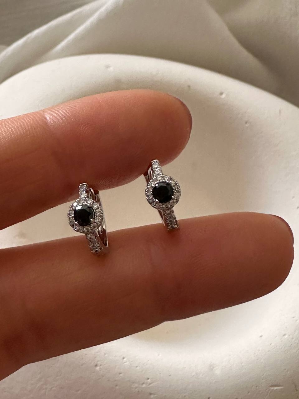 Vip Çelik Gümüş Renk Zirkon Beyaz ve Siyah Taşlı Antialerjik Halka Küpe Genişlik 1,3 cm.