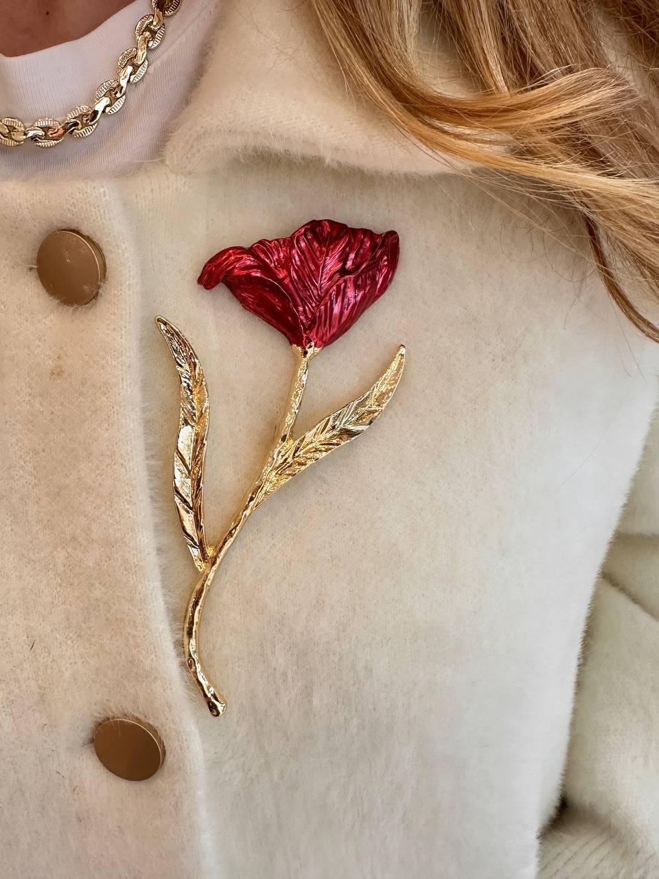 Metal Gold Renk Kırmızı Gül Figürlü Broş / Yaka İğnesi Genişlik 4 cm. Uzunluk 14 cm.