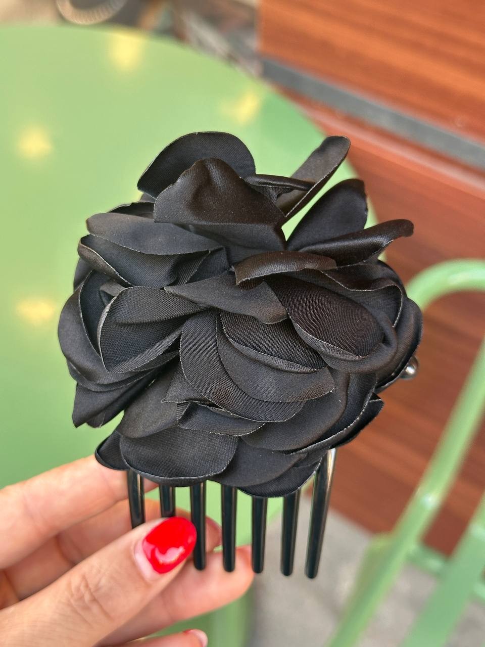 Siyah Gül Figürlü Siyah Taraklı Toka Genişlik 11 cm. Uzunluk 13 cm.