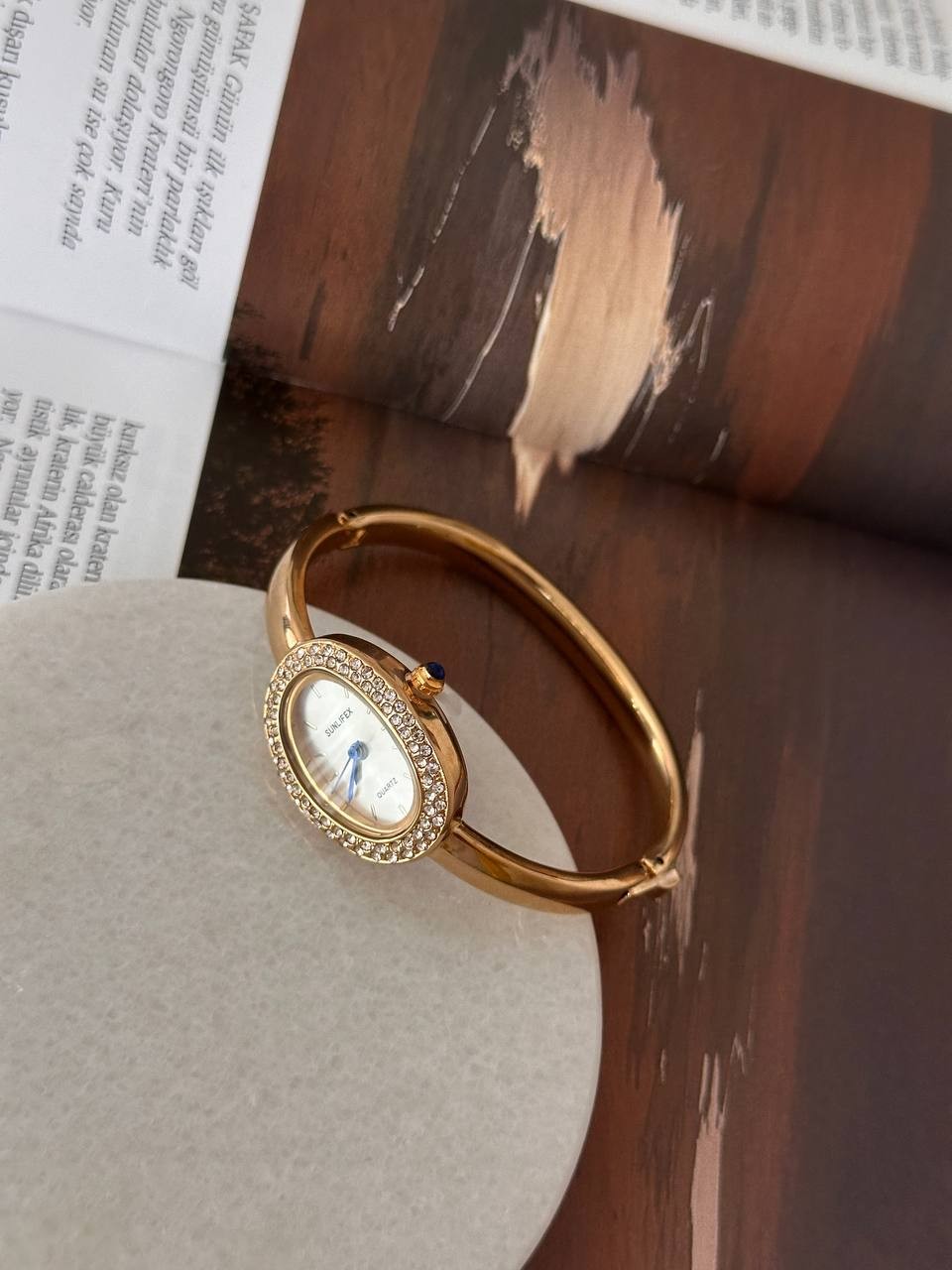 Paslanmaz Çelik Gold Renk Kristal Taşlı Sarı Kadranlı Kelepçe Model Kadın Kol Saati Genişlik 5,5 cm.