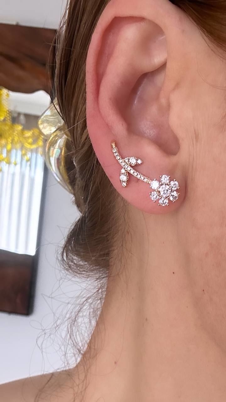 Vip Çelik Gold Renk Zirkon Taş Çiçek Figürlü Küpe Uzunluk 2,5 cm.