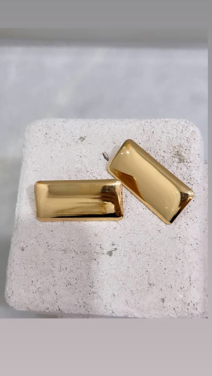 Gold Renk Rodyum Kaplama Dikdörtgen Küpe Genişlik 2 cm. Uzunluk 4 cm.