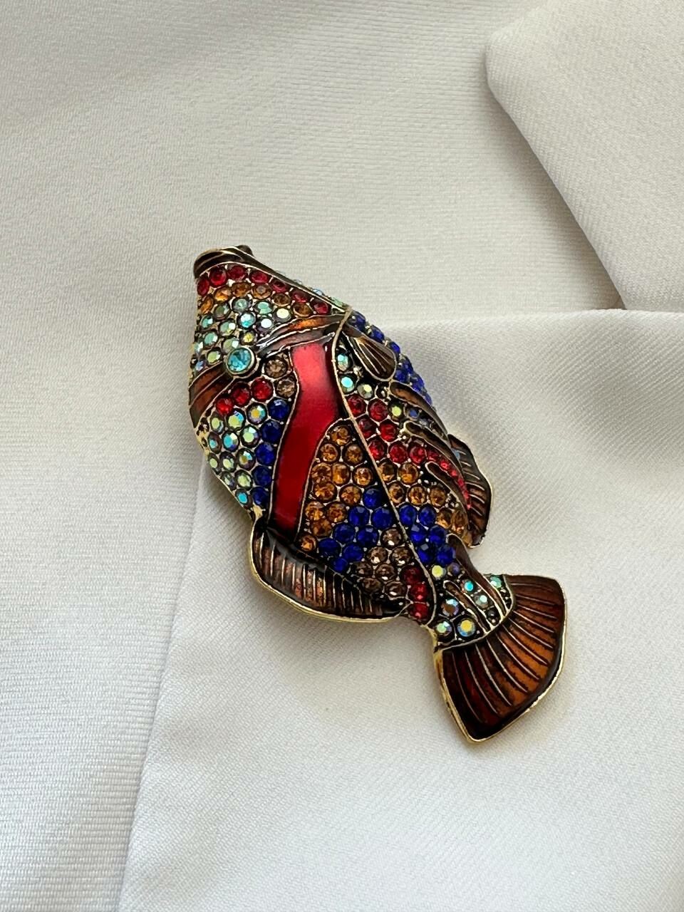 Gold Renk Kristal Renkli Taşlı Balık Figürlü Broş Uzunluk 7 cm. Genişlik 3,5 cm.