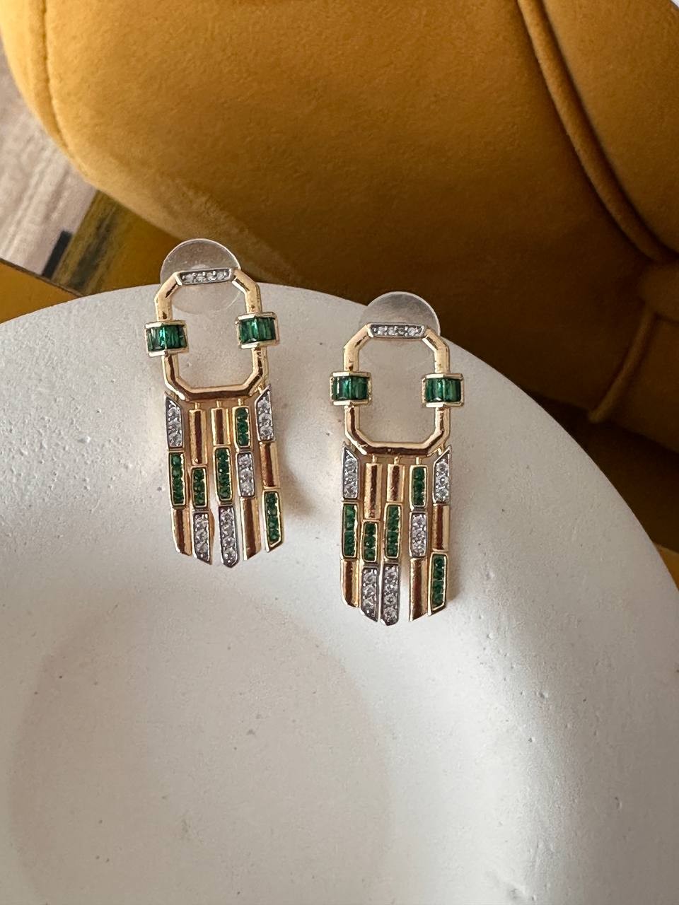 Gold Renk Zirkon Beyaz ve Yeşil Taşlı Rodyum Kaplama Özel Tasarım Küpe Genişlik 1,5 cm. Uzunluk 4 cm.