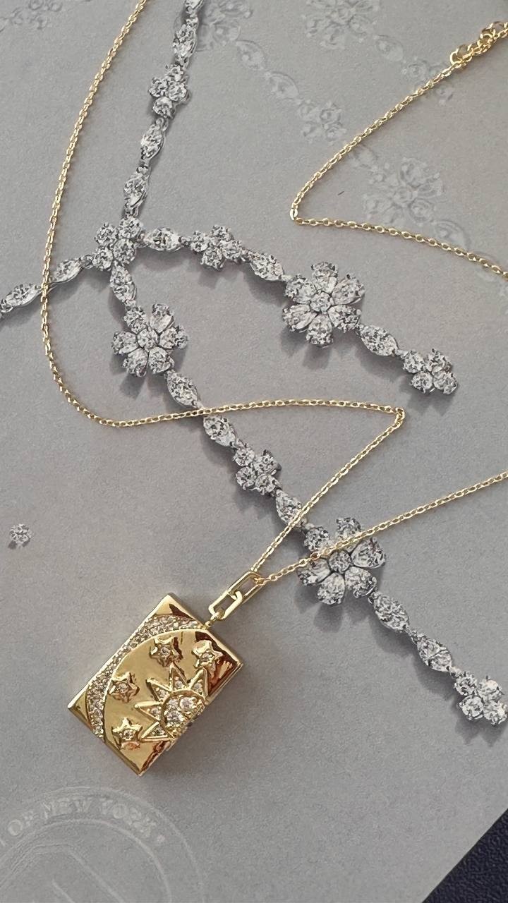 Vip Çelik Gold Renk Zirkon Taşlı İşlemeli Fotoğraf Konulabilen Kolye Uzunluk 50 cm. 55 cm. Uç Genişlik 1,5 cm. Uzunluk 3 cm.