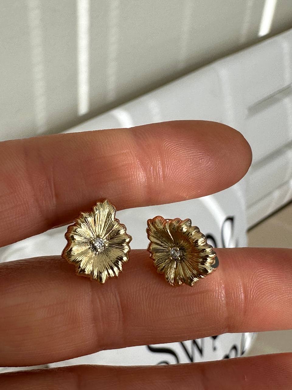 Vip Çelik Gold Renk Zirkon Taşlı Yaprak Figürlü Oval Halka Küpe Genişlik 1,3 cm.