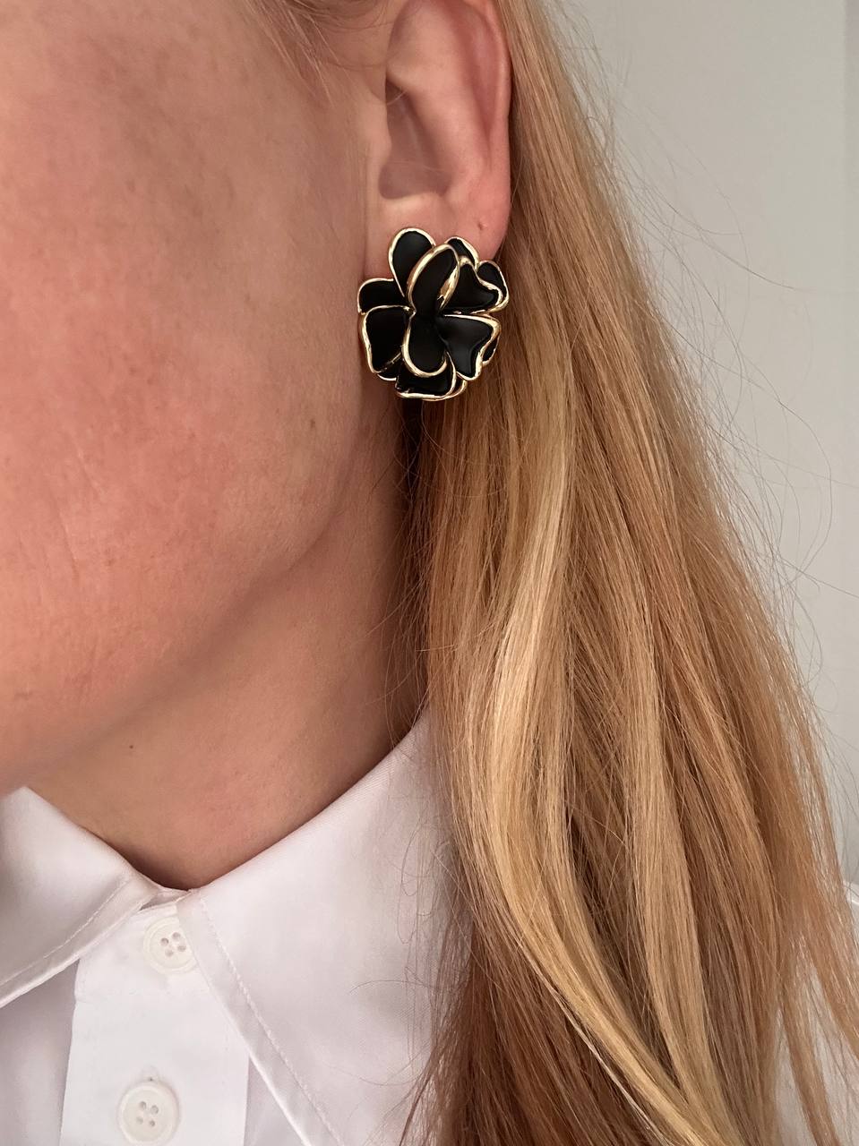 Vip Çelik Gold Renk Siyah Mineli Çiçek Figürlü Premium Seri Antialerjik Küpe Genişlik 3 cm.