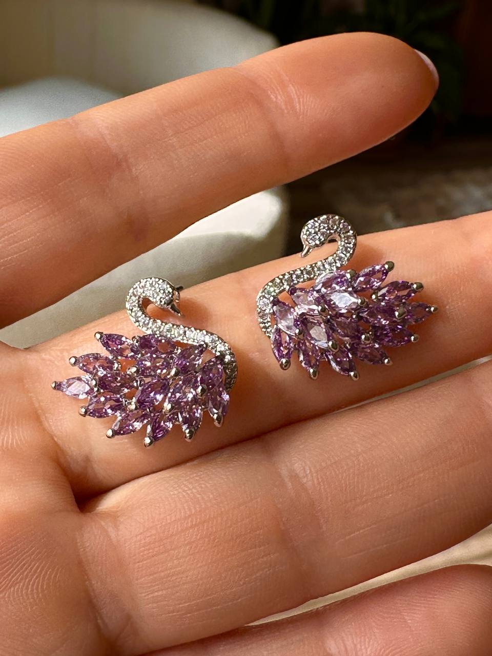 Vip Seri Gümüş Renk 925 K Gümüş Kaplama Zirkon Beyaz ve Mor Taşlı Kuğu Figürlü Küpe Genişlik 2 cm.