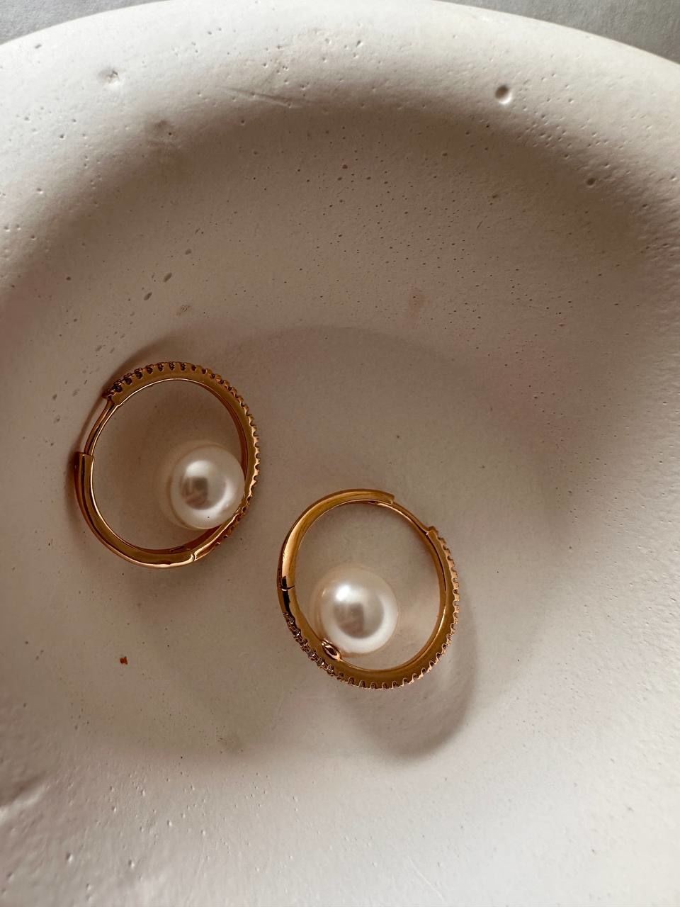 Vip Çelik Gold Renk Zirkon Taş İnci Detaylı Halka Küpe Genişlik 2,5 cm.