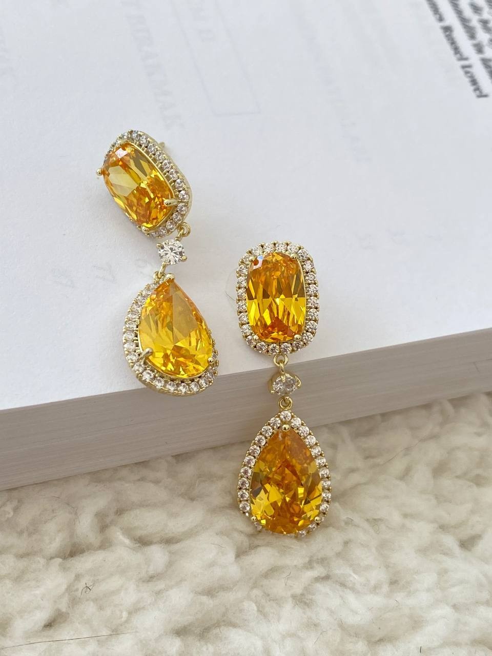 Vip Çelik Gold Renk Sarı Zirkon Damla Taş Sallantılı Antialerjik Özel Seri Küpe Uzunluk 4 cm.Taş 1cm