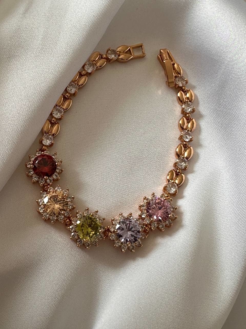 Vip Çelik Gold Renk Zirkon Renkli Taşlı Çiçek Figürlü Antialerjik Bileklik Uzunluk 18,5 cm.