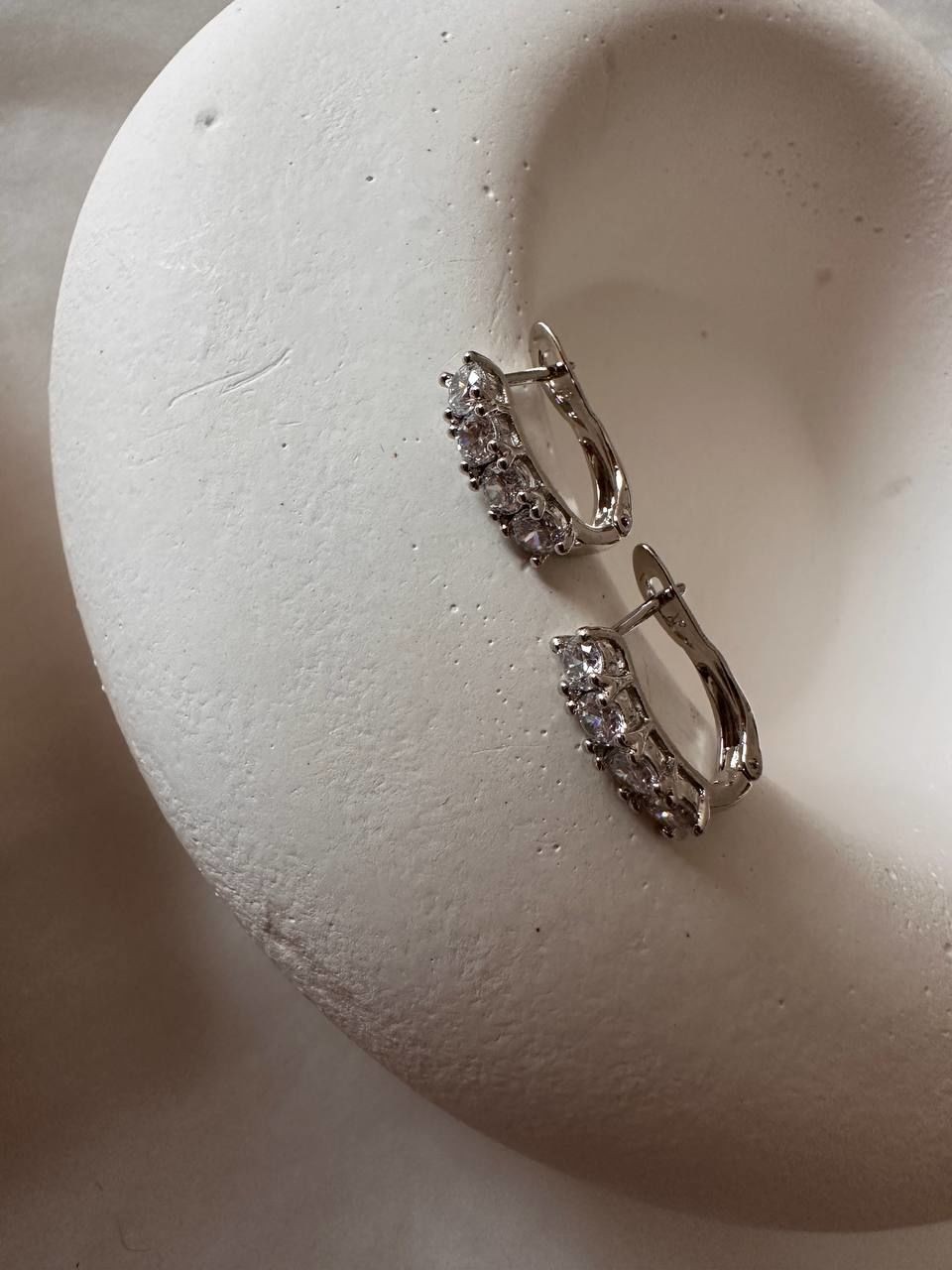 Vip Çelik Platin Renk Zirkon Taş Antialerjik Oval Halka Küpe Genişlik 1 cm. Uzunluk 1,5 cm.