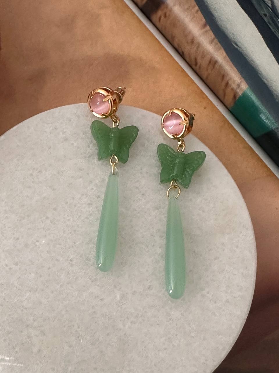 Gold Renk 925 K Gümüş Kaplama Pembe ve Yeşil Taşlı Kelebek Detaylı Otantik Küpe Uzunluk 5,5 cm.