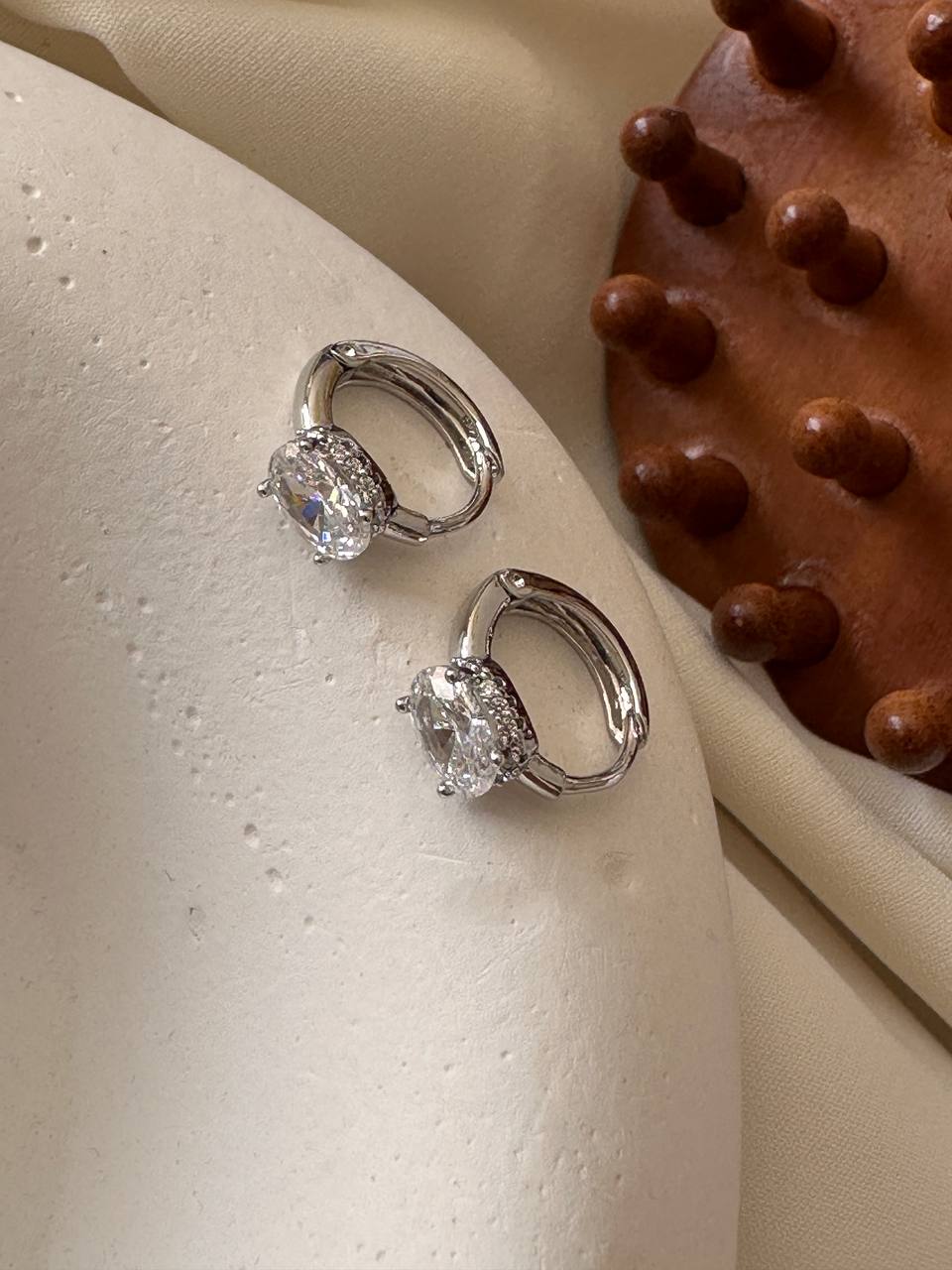 Vip Çelik Gümüş Renk Zirkon Baget Taşlı Halka Küpe Genişlik 1,5 cm.