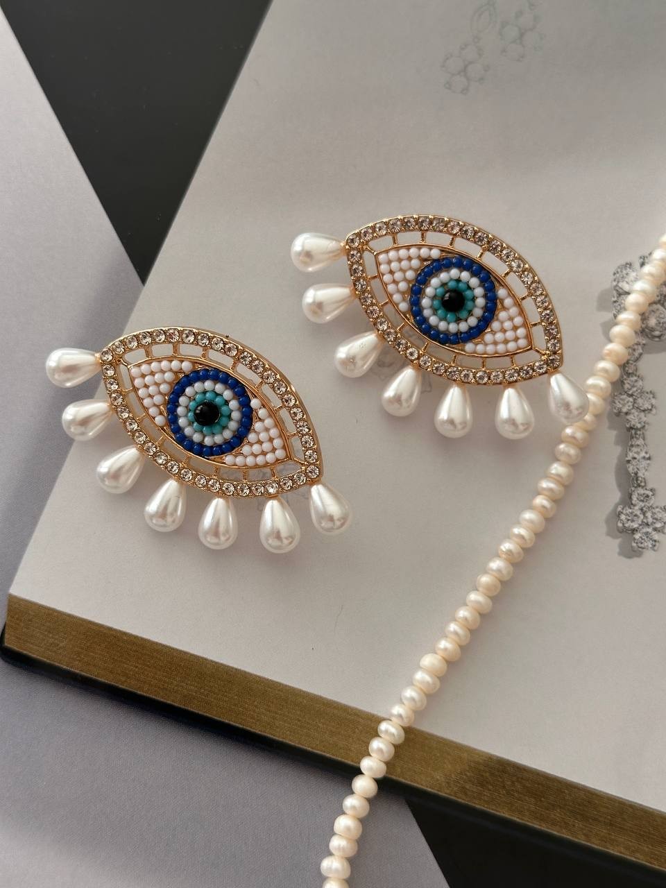 Gold Renk Zirkon Taş Rodyum Kaplama Renkli Boncuklu Damla İncili Göz Figürlü Küpe Genişlik 5 cm. Boy 3 cm.