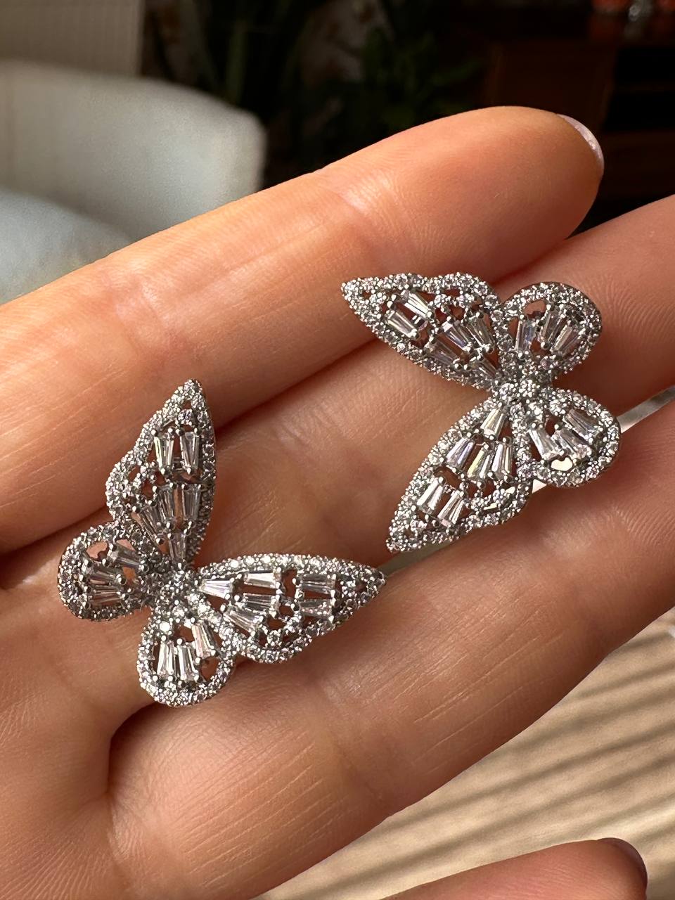 Vip Seri Gümüş Renk 925 K Gümüş Kaplama Zirkon Baget Taşlı Kelebek Figürlü Küpe Genişlik 2,5 cm.