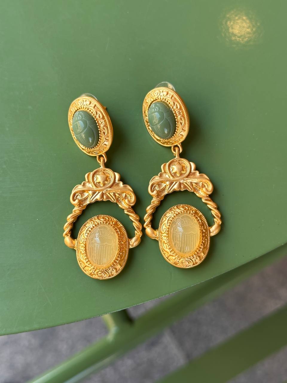 Vip Seri Gold Renk Yeşil ve Krem Rengi Taş Detaylı Rodyum Kaplama Vintage Küpe Uzunluk 6,5 cm.
