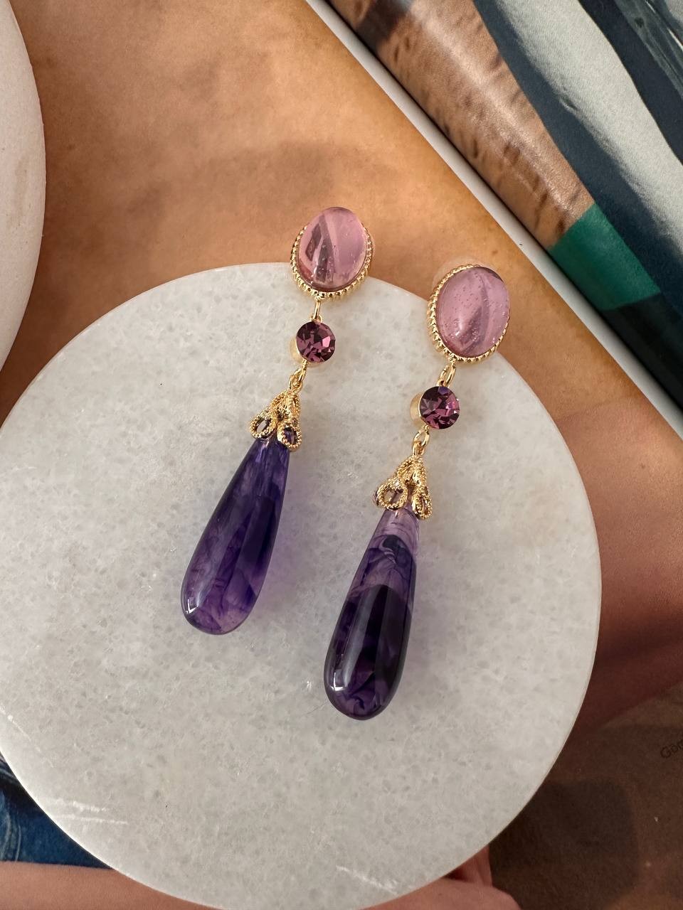 Gold Renk 925 K Gümüş Kaplama Pembe ve Mor Taş Sallantılı Otantik Küpe Uzunluk 6,5 cm.