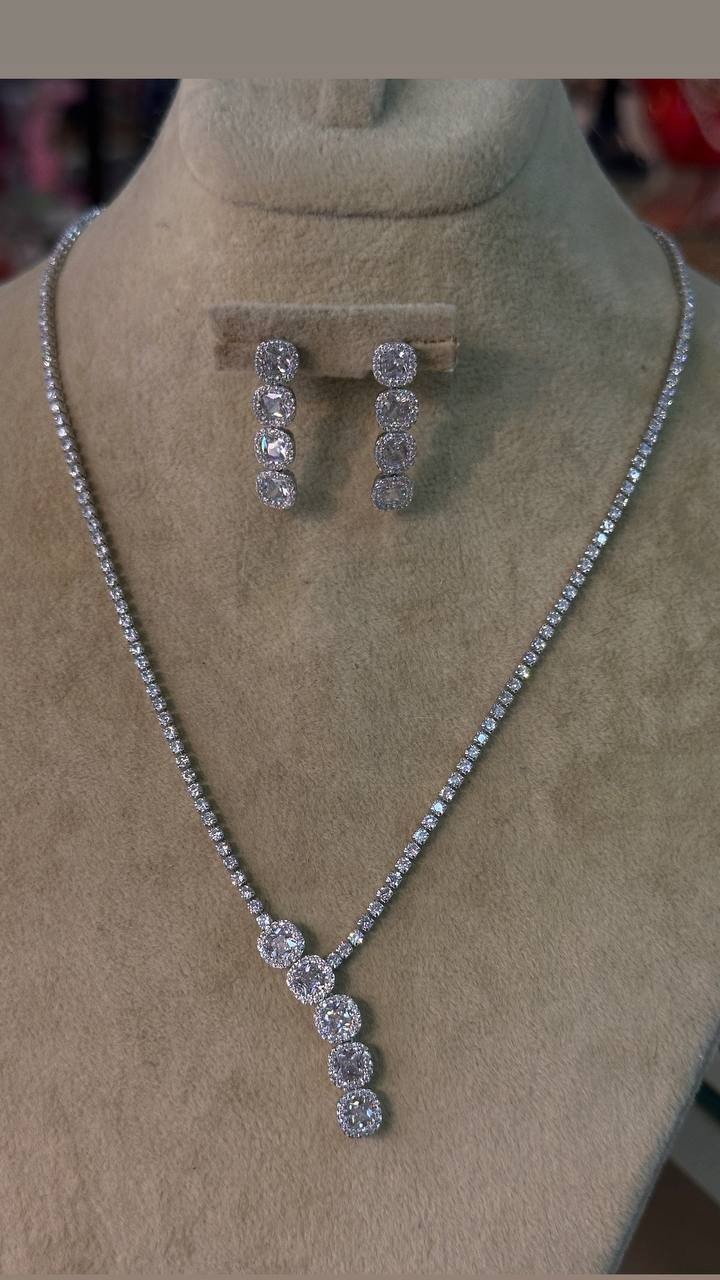 Vip Seri Gümüş Renk Zirkon Taşlı Rodyum Kaplama Su Yolu Kolye Küpe Set Takım Uzunluk 40 cm. 45 cm. Taş 2 mm. Küpe 2,5 cm.
