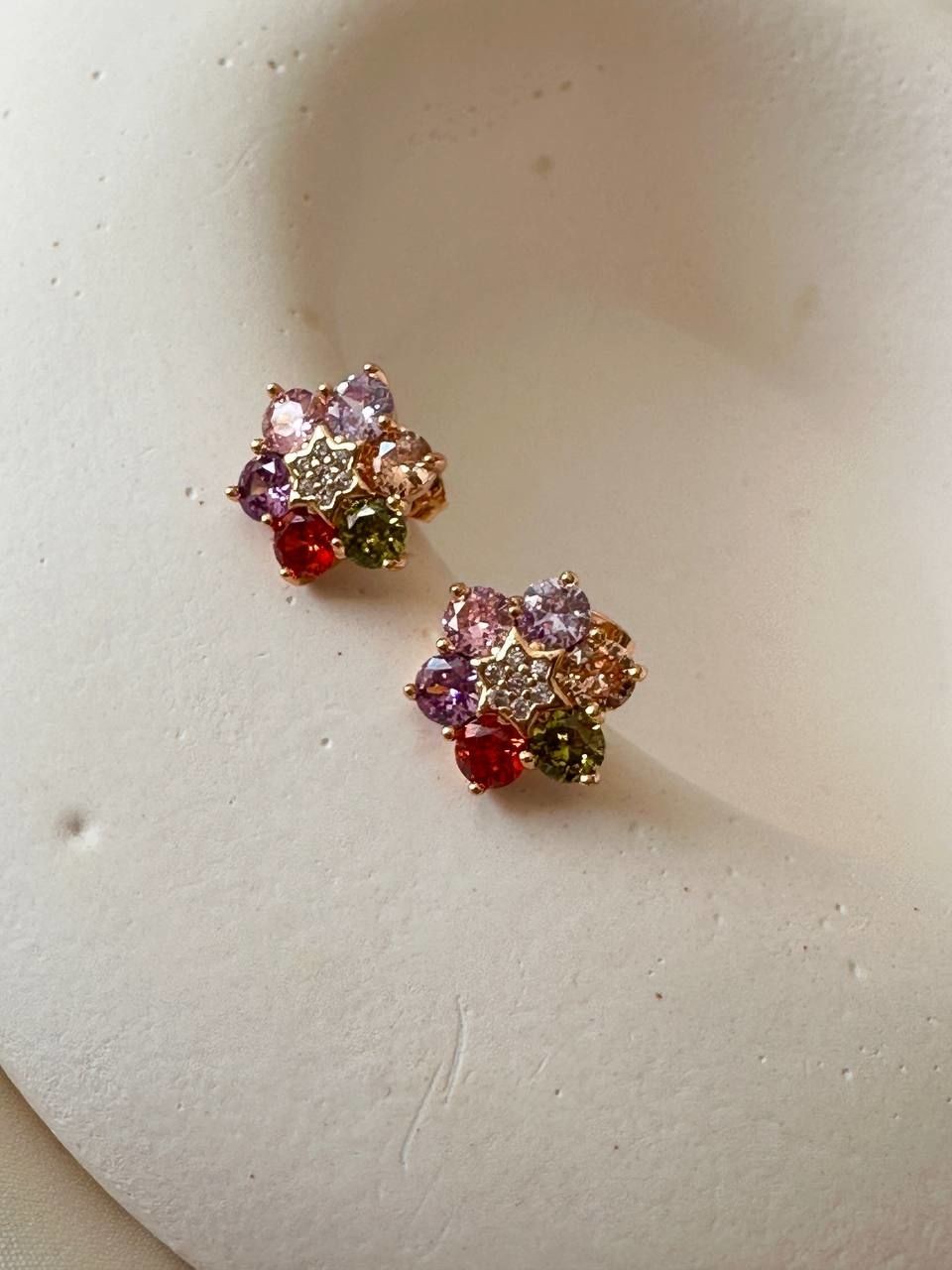 Vip Çelik Gold Renk Zirkon Renkli Taş Çiçek Figürlü Küpe Genişlik 1 cm.