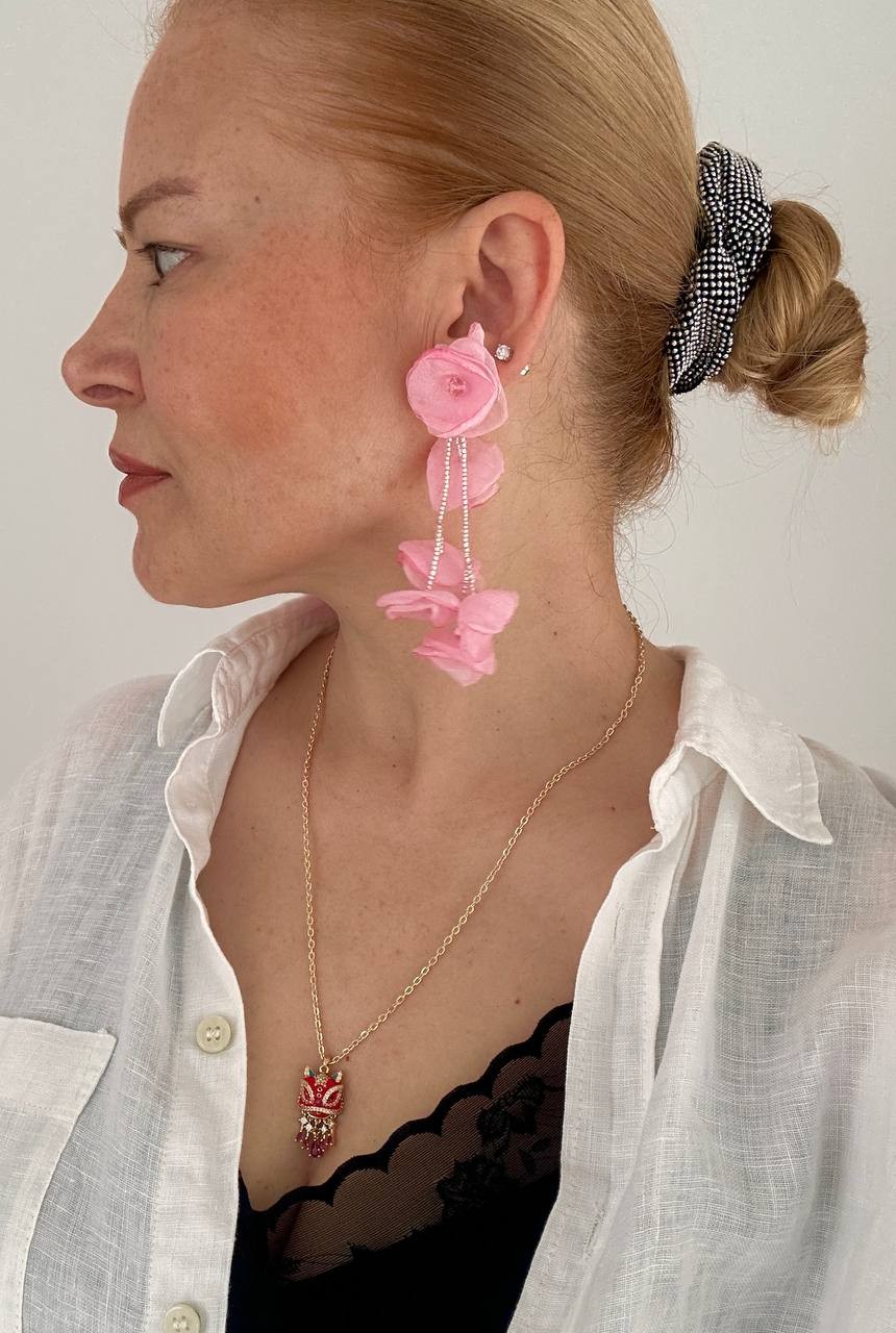 Pembe Kristal Taşlı Pembe Tül Çiçek Figürlü Sallantılı Küpe Uzunluk 10 cm.