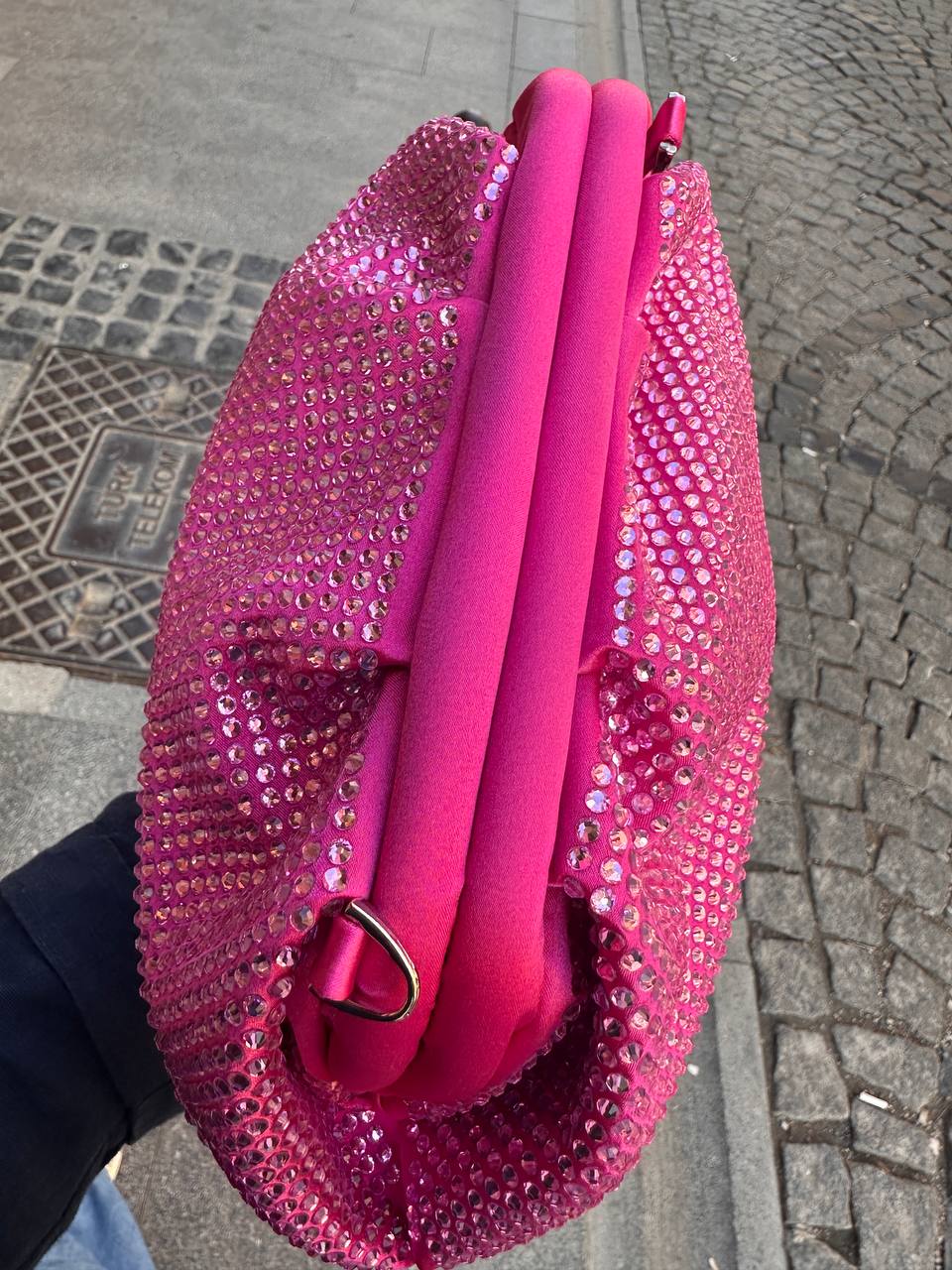 Pembe Saten Kumaş Kristal Taşlı Uzun Askılı Vintage Çanta Genişlik 30 cm. Boy 16 cm.