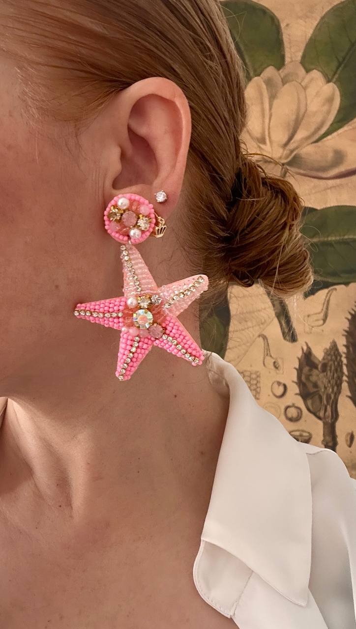 Gold Renk Rodyum Kaplama Pembe Boncuk ve Renkli Kristal Taşlı Deniz Yıldızı Sallantılı Küpe Genişlik 5 cm. Uzunluk 7 cm.