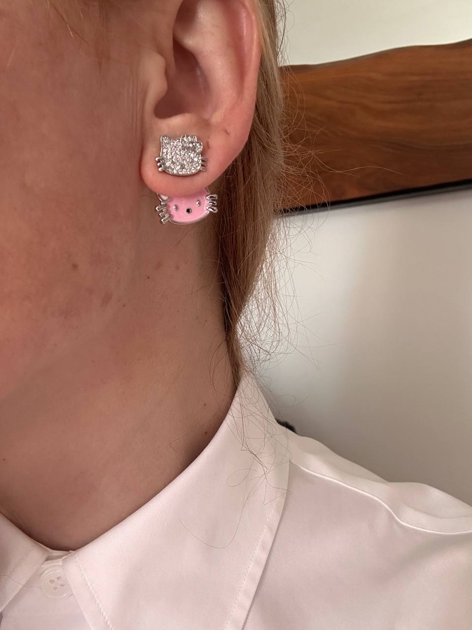 Vip Seri 925 K Gümüş Kaplama Zirkon Taşlı Hello Kitty Küpe Genişlik 1,3 cm. Uzunluk 2 cm.