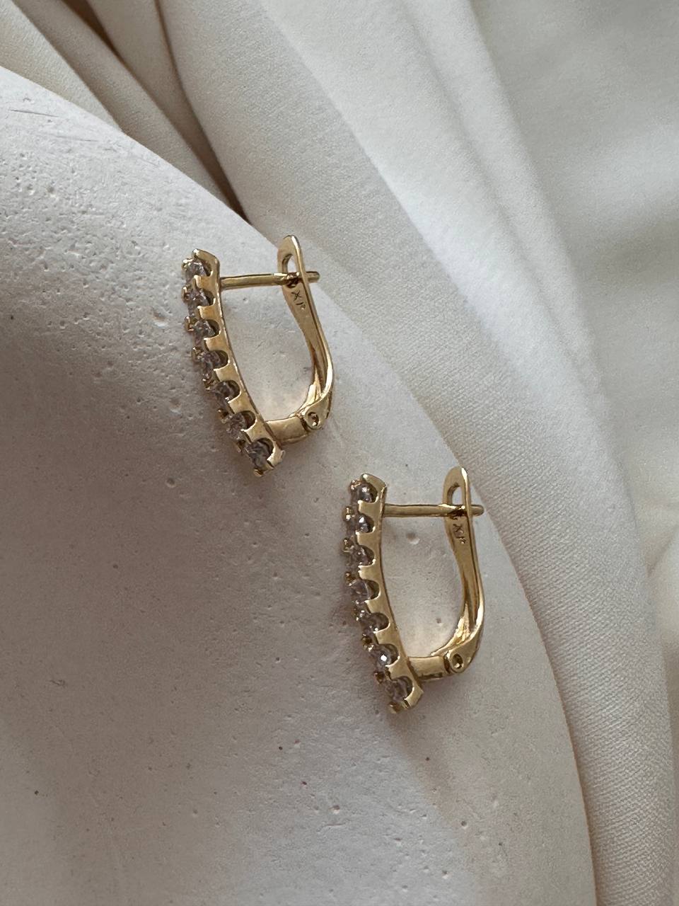 Vip Çelik Gold Renk Zirkon Taşlı Oval Halka Küpe Genişlik 1 cm. Uzunluk 1,5 cm.