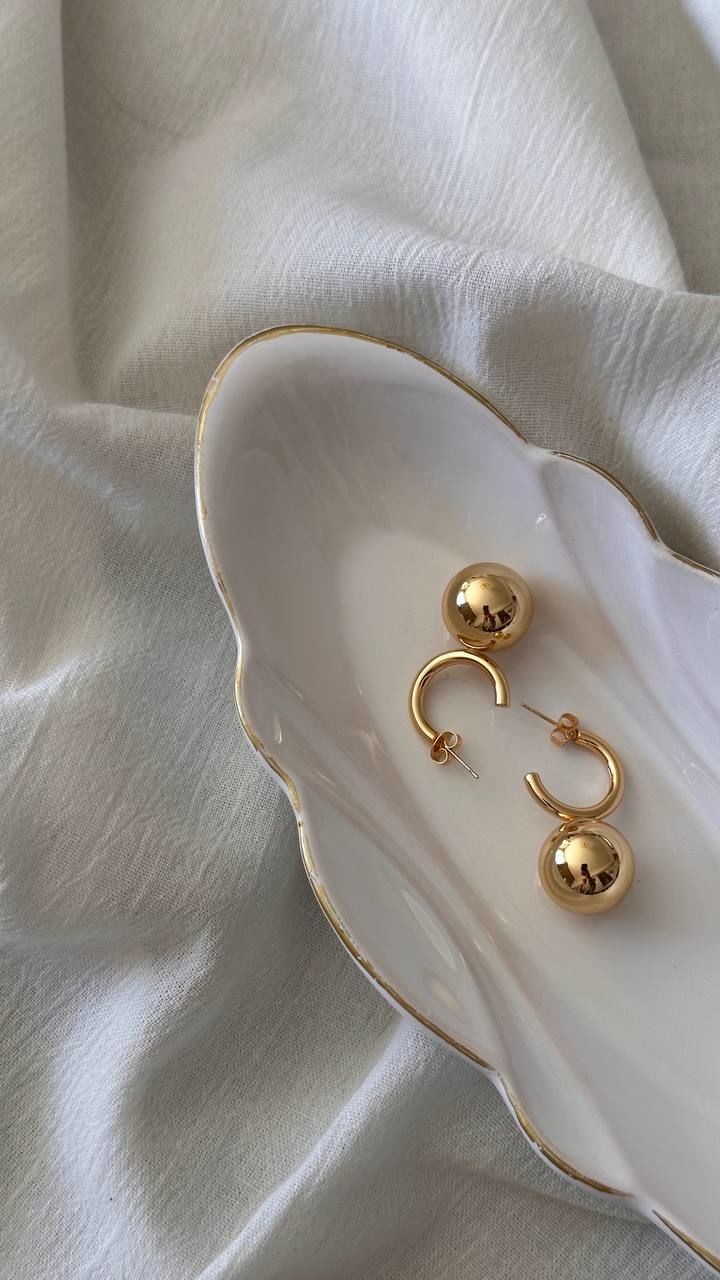 Gold Renk Rodyum Kaplama Top Detaylı Yarım Halka Küpe Genişlik 2 cm. Uzunluk 4 cm.
