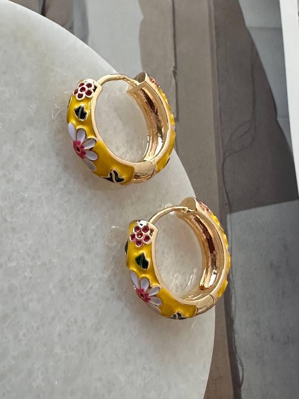 Gold Renk Rodyum Kaplama Renkli Mineli Çiçek Figürlü Halka Küpe Genişlik 2 cm.