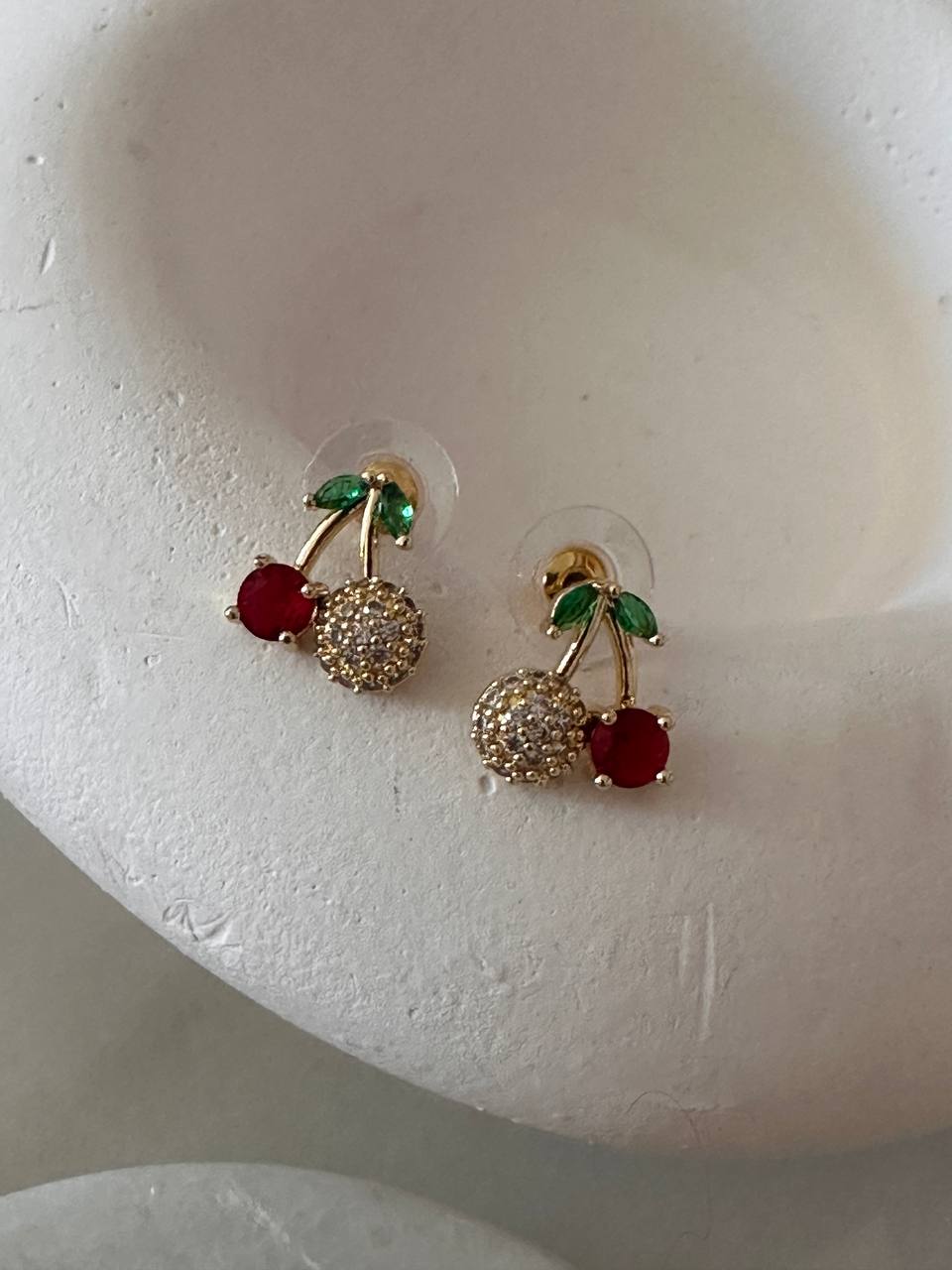 Vip Seri Gold Renk Zirkon Taşlı Kiraz Tasarım Rodyum Kaplama Küpe En Boy 1,2 cm.