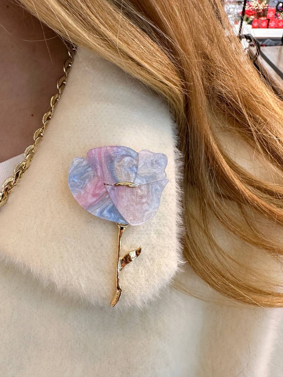 Metal Gold Renk Renkli Çiçek Figürlü Broş / Yaka İğnesi Uzunluk 7 cm. Genişlik 4,5 cm.