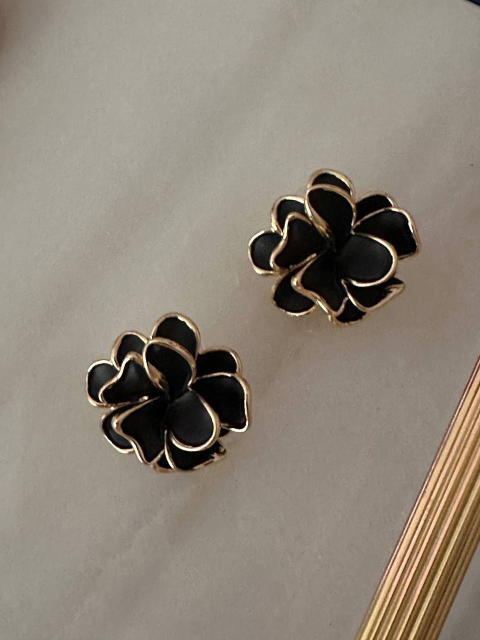 Vip Çelik Gold Renk Siyah Mineli Çiçek Figürlü Premium Seri Antialerjik Küpe Genişlik 3 cm.