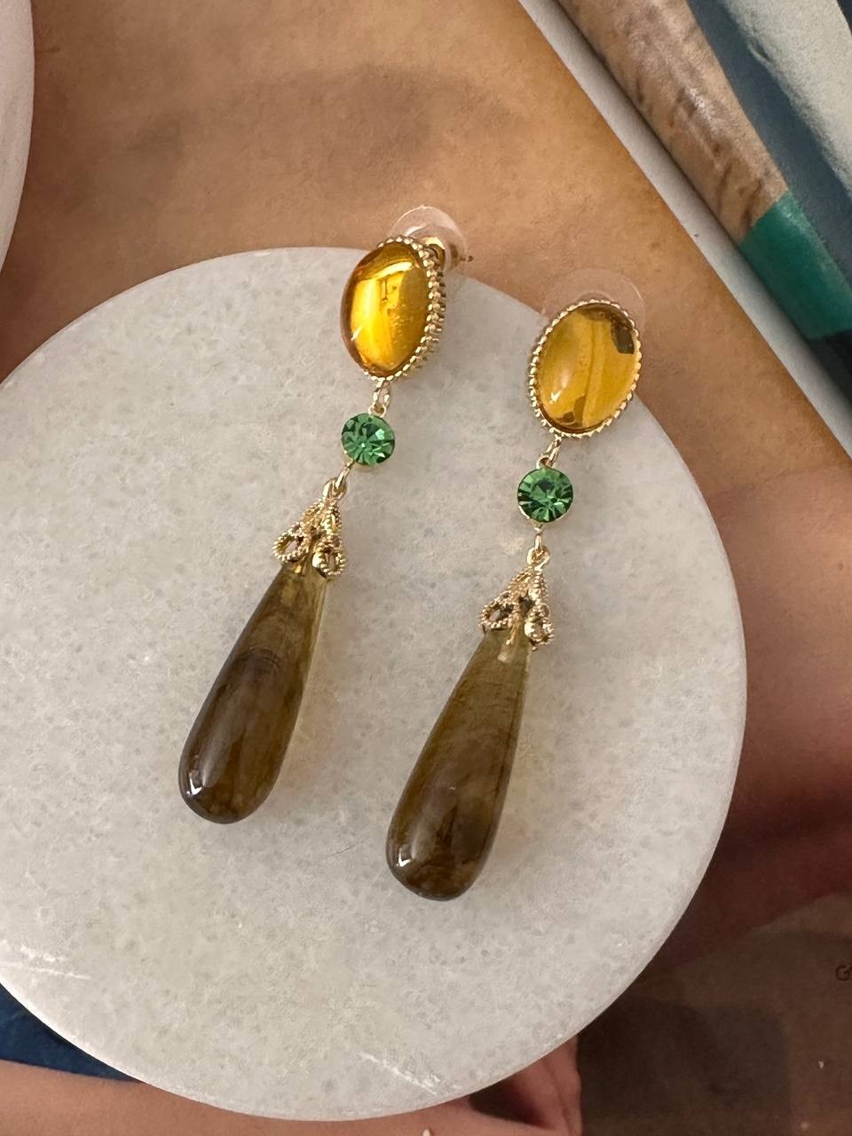 Gold Renk 925 K Gümüş Kaplama Sarı ve Yeşil Taşlı Sallantılı Otantik Küpe Uzunluk 6,5 cm.