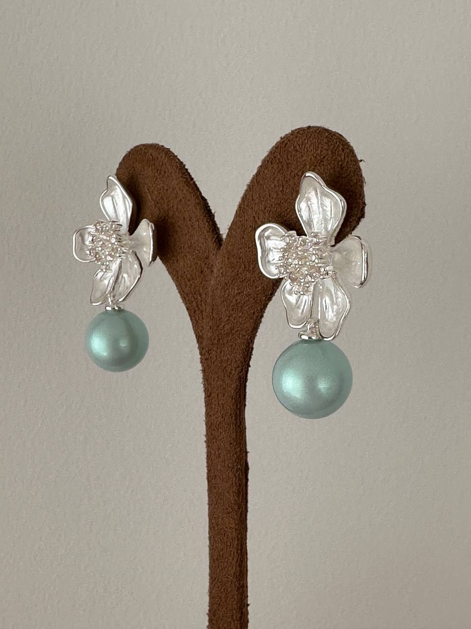 Vip Çelik Gümüş Renk Zirkon Taşlı Çiçek Figürlü Turkuaz İnci Sallantılı Küpe Genişlik 2 cm. Uzunluk 3,5 cm.