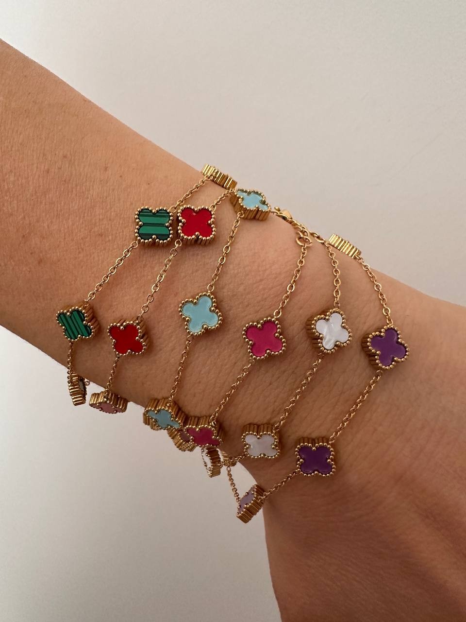 Paslanmaz Çelik Gold Renk Pembe Yonca Figürlü Bileklik Uzunluk 16 cm. 20 cm.