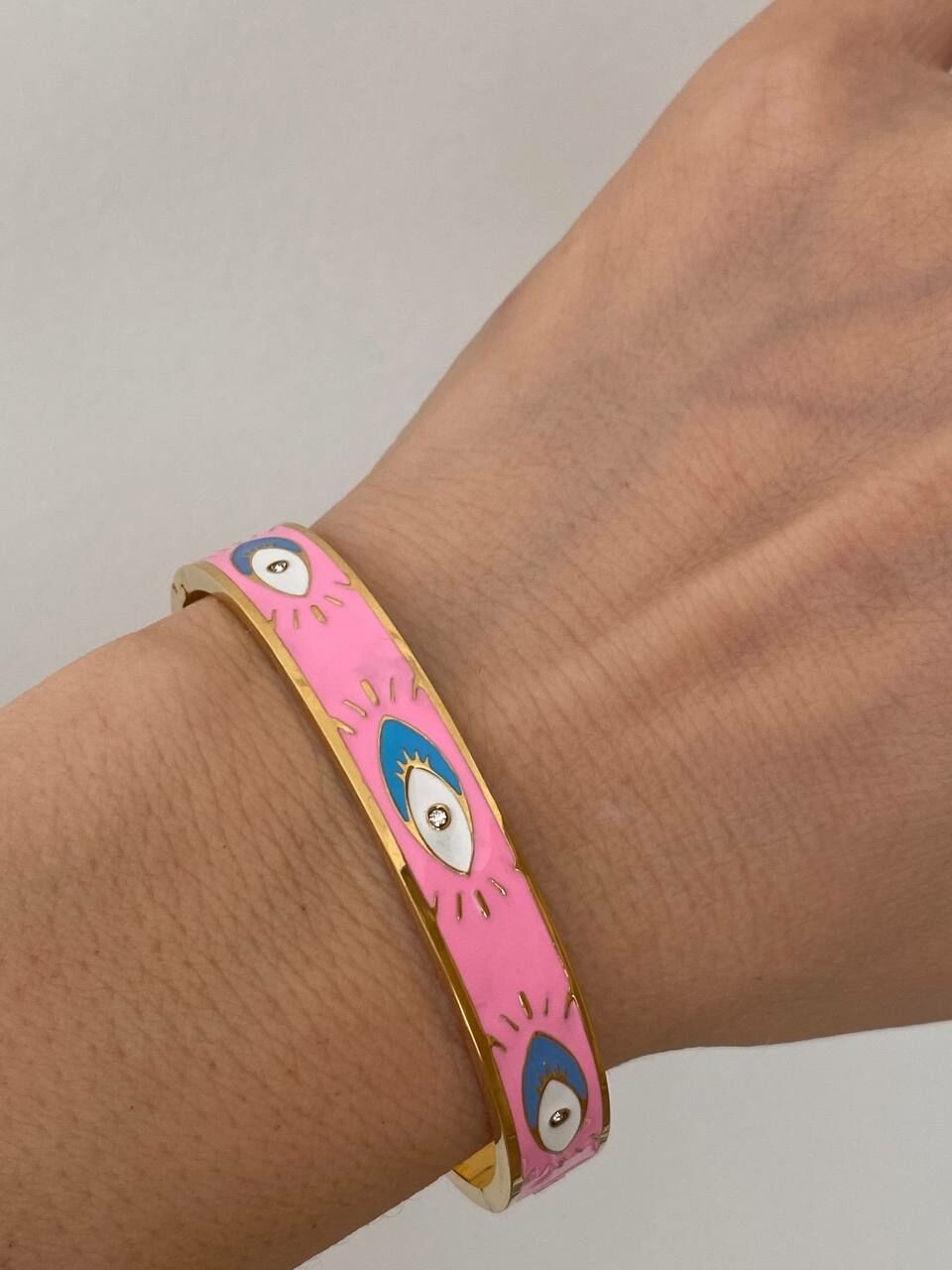Vip Çelik Gold Renk Pembe Mineli Göz Figürlü Kelepçe Bileklik Genişlik 6 cm. Kalınlık 1 cm.