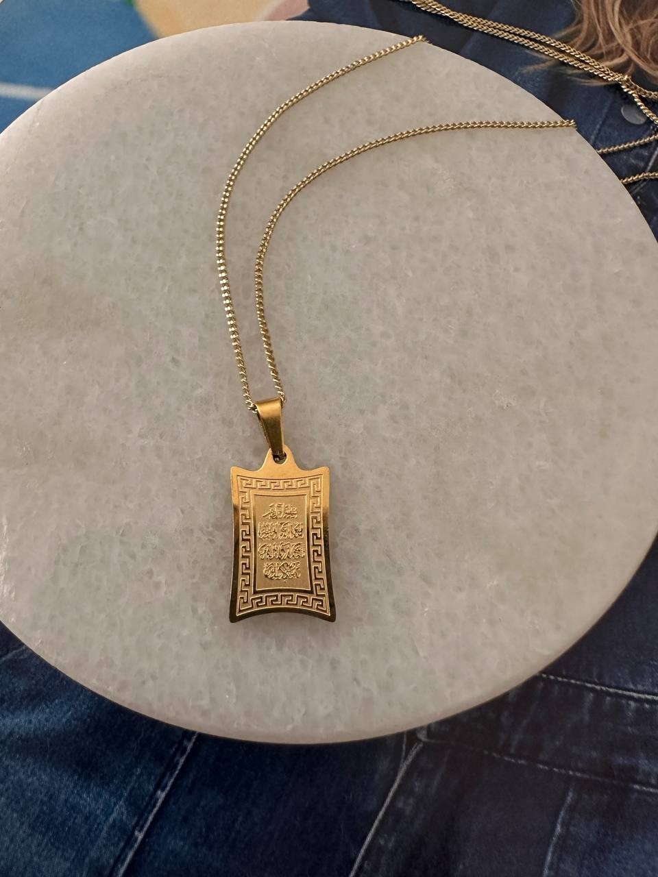 Vip Çelik 14 Ayar Altın Rengi Nazar Dualı Dikdörtgen Plaka Kolye Uzunluk 45 cm. Uç 1 cm. x 1,5 cm.