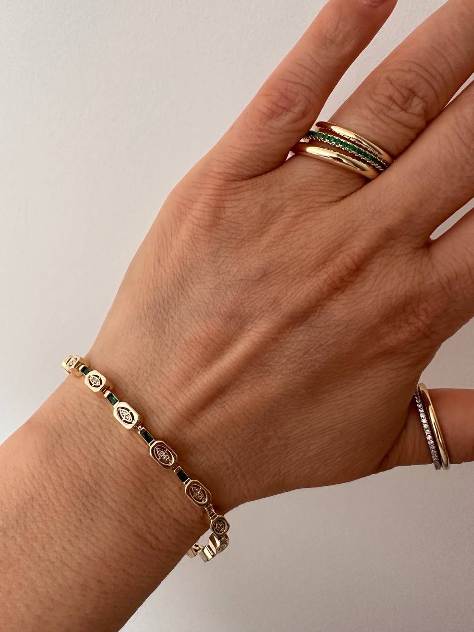 Gold Renk Zirkon Yeşil ve Beyaz Taşlı Vip Seri Rodyum Kaplama Bileklik Uzunluk 16,5 cm. Ek Klipsle 18 cm.