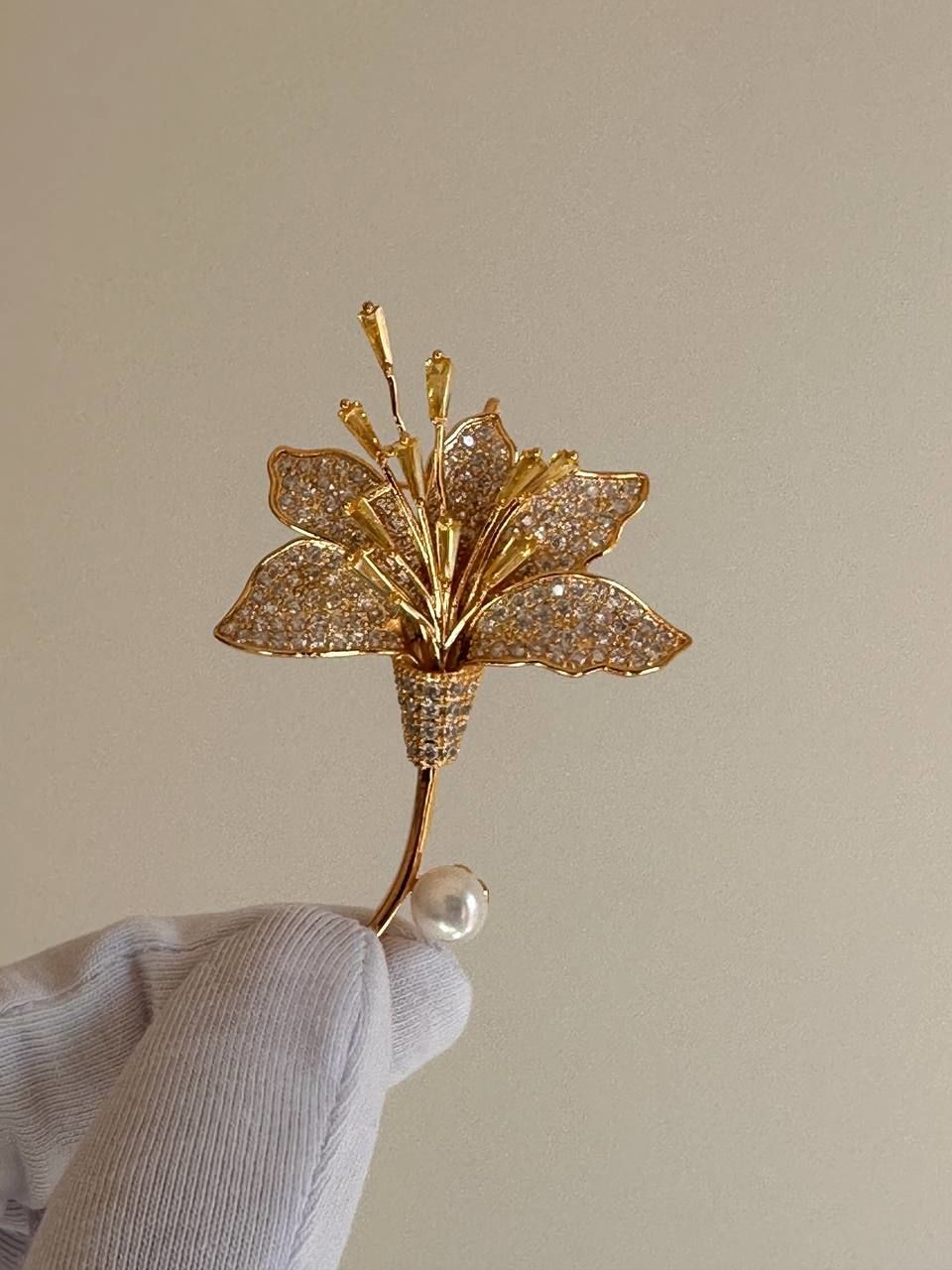 Gold Renk Orijinal Zirkon Taş ve İnci Detaylı Özel Tasarım Broş Genişlik 3,5 cm. Uzunluk 6 cm.