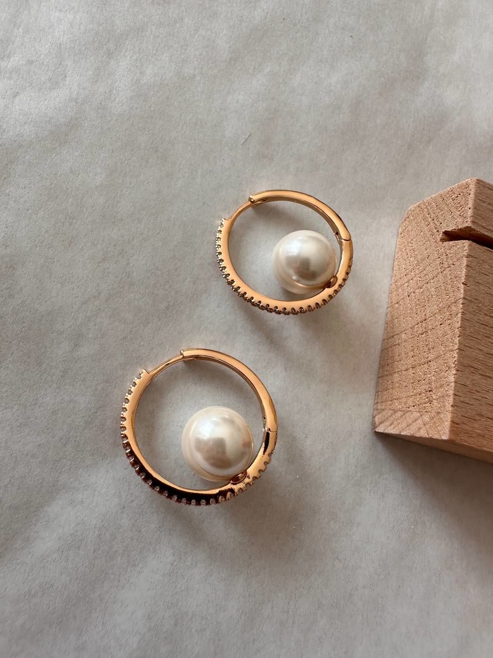 Vip Çelik Gold Renk Zirkon Taş İnci Detaylı Halka Küpe Genişlik 2,5 cm.