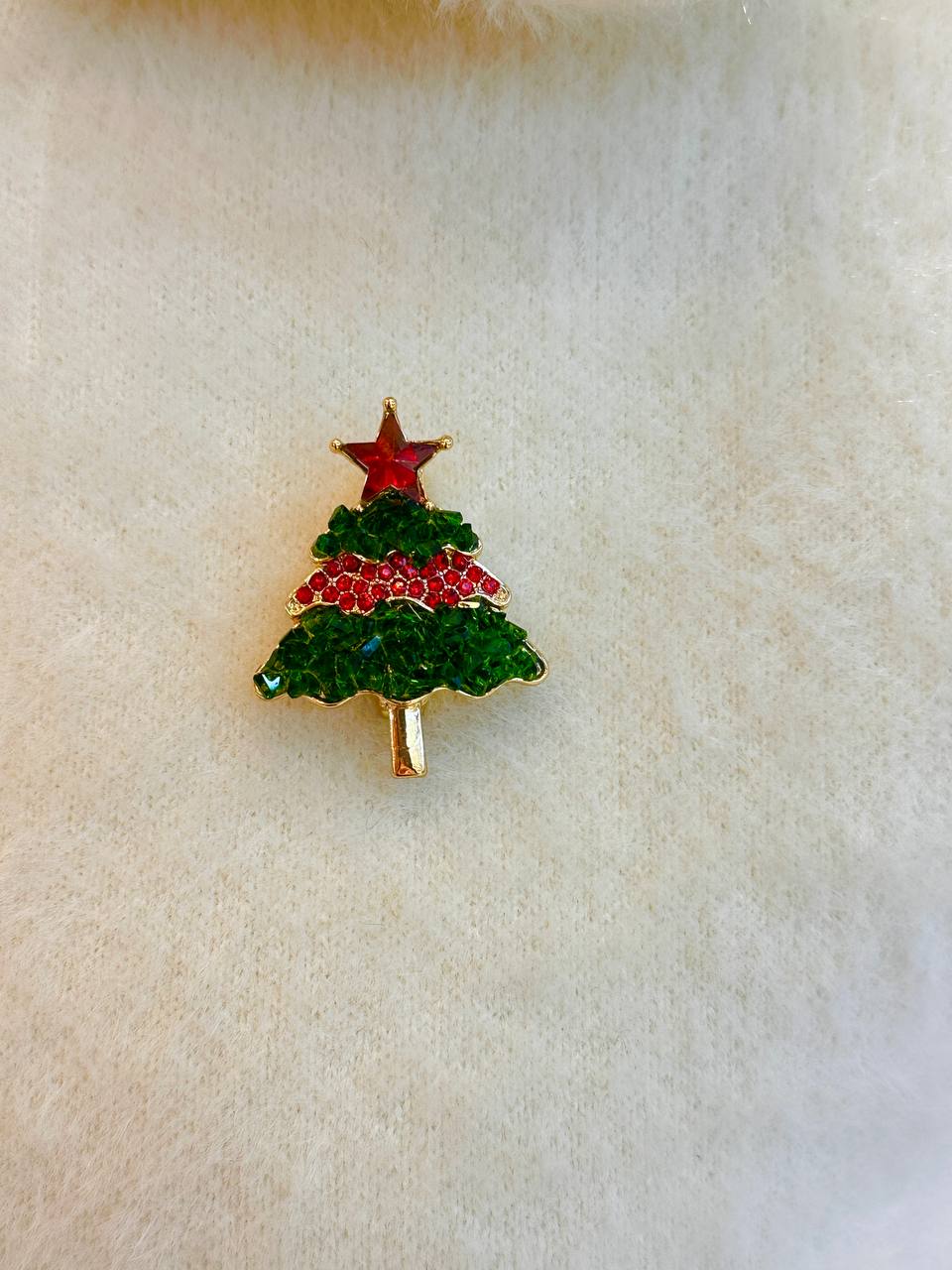Metal Gold Renk Kristal Renkli Taşlı Çam Ağacı Tasarım Yılbaşı Temalı Broş / Yaka İğnesi Genişlik 3 cm. Uzunluk 4 cm.