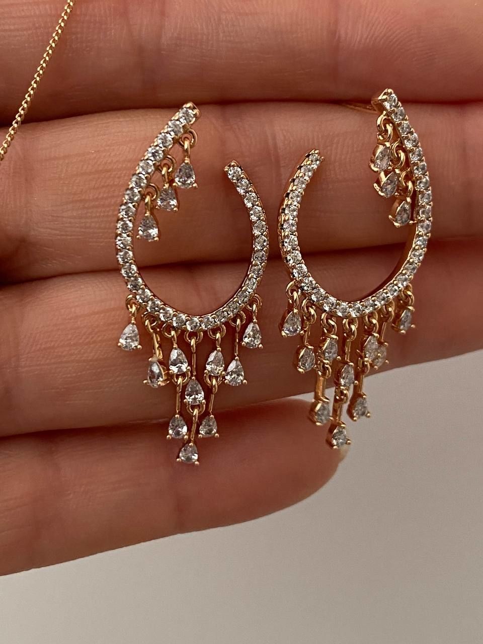 Vip Çelik Gold Renk Zirkon Damla Taş Sallantılı Antialerjik Özel Tasarım Küpe Genişlik 1,5 cm. Uzunluk 4 cm.