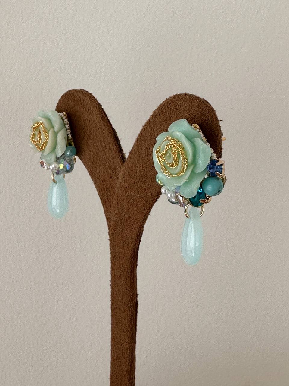 Vip Çelik Gold Renk Kristal Renkli Taşlı Doğal Taş Sallantılı Çiçek Figürlü Küpe Genişlik 1,5 cm. Uzunluk 3 cm.