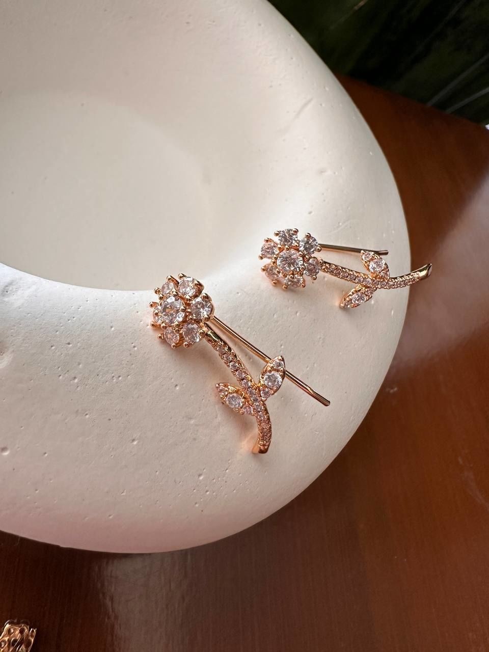 Vip Çelik Gold Renk Zirkon Taş Çiçek Figürlü Küpe Uzunluk 2,5 cm.
