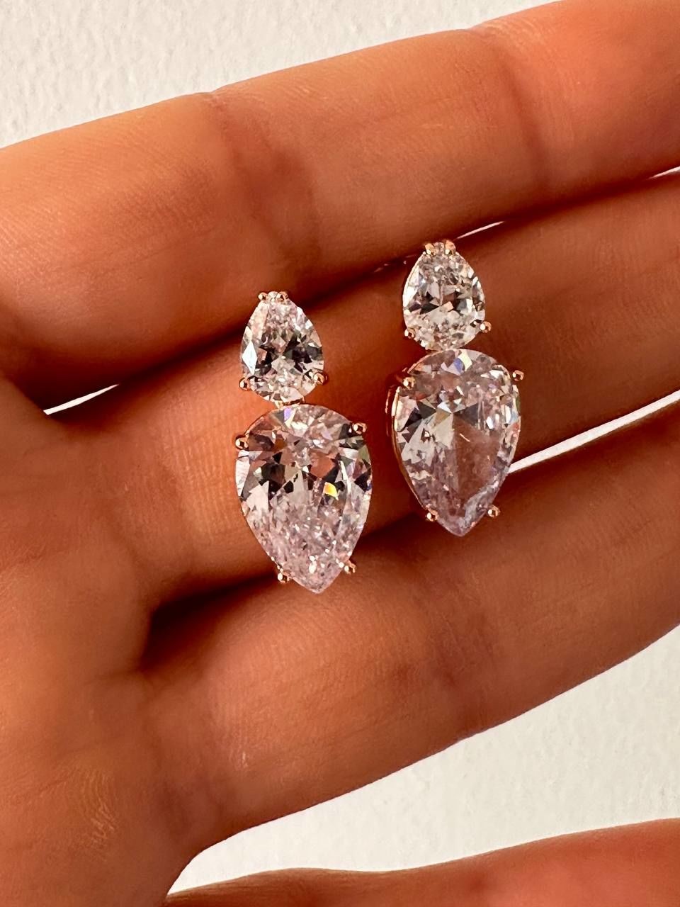 Vip Çelik Gold Renk Zirkon Damla Taş Sallantılı Antialerjik Küpe Genişlik 1 cm. Uzunluk 2 cm.
