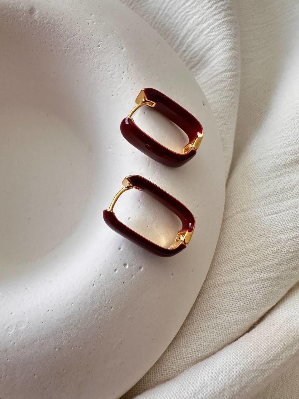 Vip Çelik Gold Renk Bordo Mineli Antialerjik Oval Halka Küpe Genişlik 1,3 cm. Uzunluk 2 cm.
