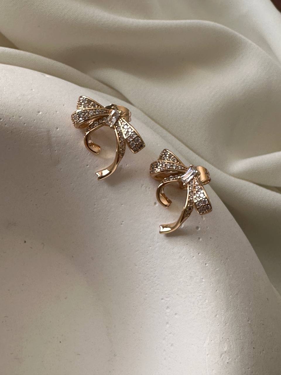 Vip Çelik Gold Renk Zirkon Taşlı Fiyonk Figürlü Küpe Genişlik 2 cm.